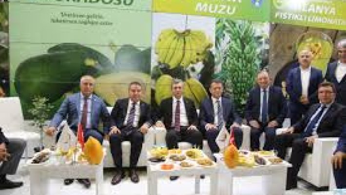 Alanya’dan yöresel ürünler tezgahı, doğal zeytinler, reçeller, kurutulmuş meyveler ve baharatların sergilendiği renkli dükkan görüntüsü