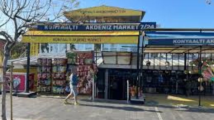 Akdeniz Market 7/24’ün dış cephesi ve gece açık raflarıyla çeşitli ürünlerin bulunduğu görüntü