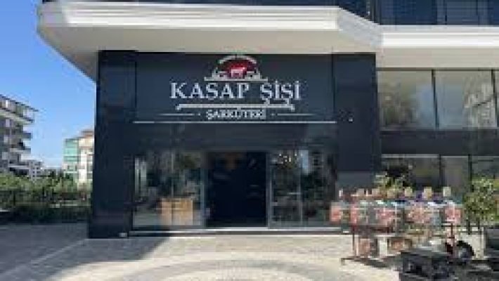 Kasap Şişi restoranın dış cephesi ve içeride pişirilen nefis şiş etler