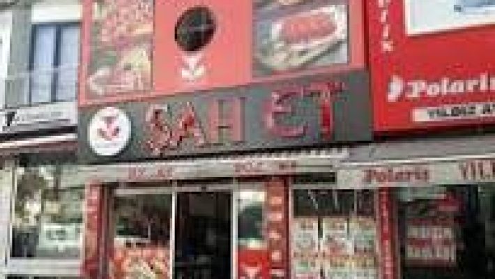 Alanya’da taze ve kaliteli et ürünleri sunan Şah Et Kasap’ta dana, kuzu ve tavuk çeşitleri hijyenik koşullarda hazırlanıyor.