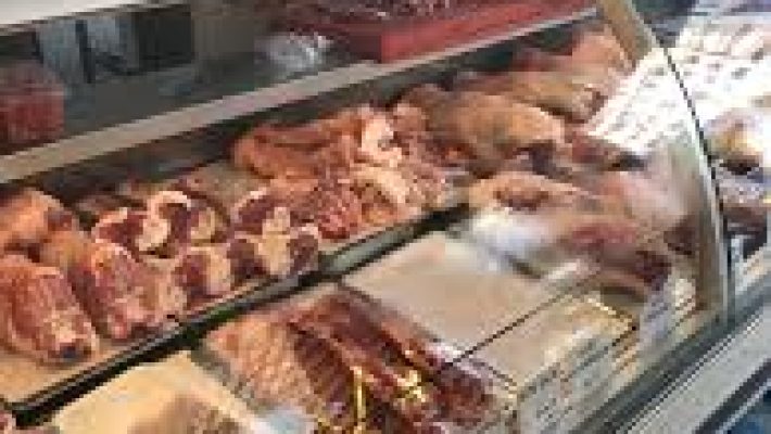 Alanya’da taze ve kaliteli et ürünleri sunan Azim Et’te dana, kuzu ve tavuk çeşitleri hijyenik ve güvenli şekilde hazırlanıyor.