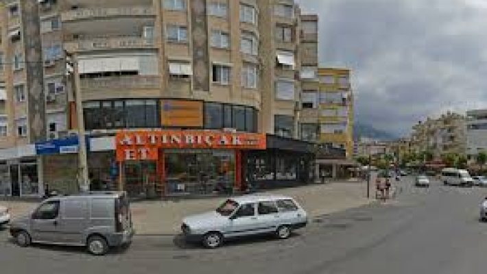 Alanya’da taze ve kaliteli et ürünleri sunan Altın Bıçak Et’te dana, kuzu ve tavuk çeşitleri hijyenik ve güvenli şekilde hazırlanıyor.