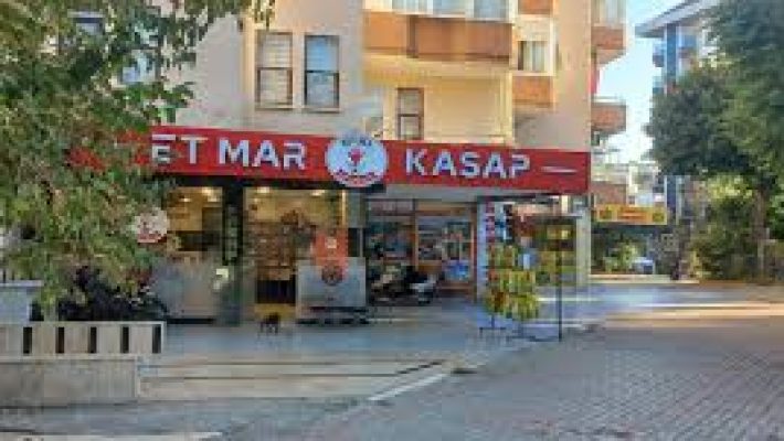 Alanya’da taze ve kaliteli et ürünleri sunan Et-Mar Kasap’ta dana, kuzu ve tavuk çeşitleri hijyenik koşullarda hazırlanıyor.