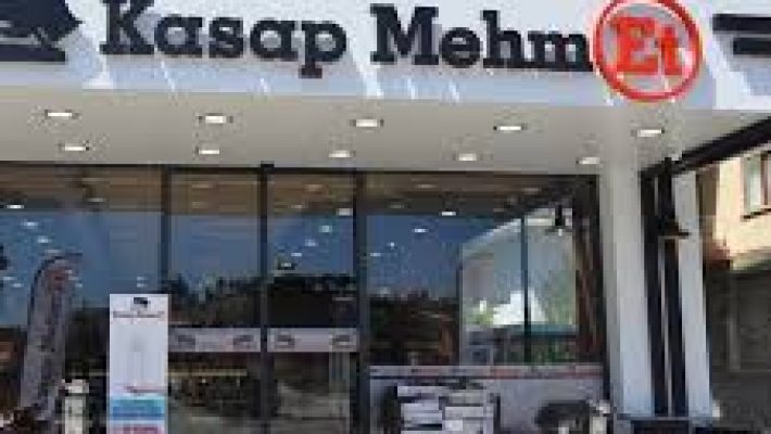 Alanya’da taze ve kaliteli et ürünleri sunan Kasap Mehm Et’te dana, kuzu ve tavuk çeşitleri hijyenik ortamda hazırlanıyor.