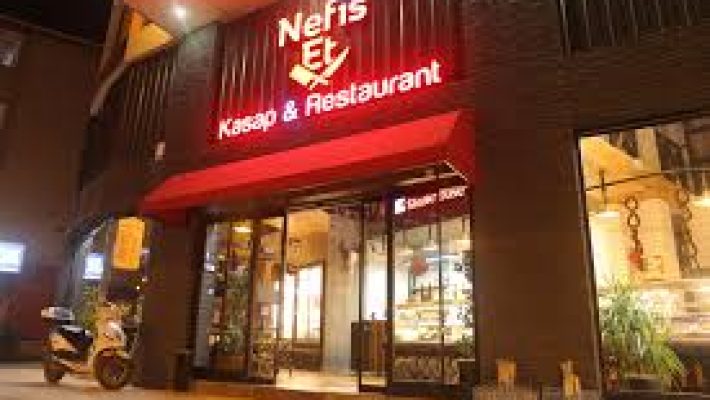 Alanya’da taze ve kaliteli et ürünleri sunan Nefis Kasap’ta dana, kuzu ve tavuk çeşitleri hijyenik ortamda hazırlanıyor.