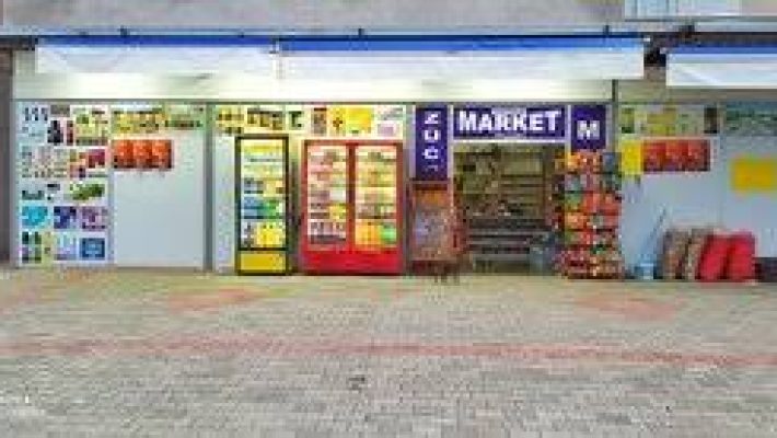 Alanya’da taze ve kaliteli gıda ürünleri sunan Hacı'nın Yeri Market’te meyve, sebze, kuruyemiş ve temel gıda ürünleri hijyenik şekilde sergileniyor.