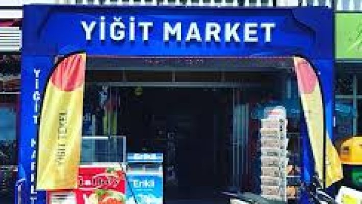 Alanya’da taze gıda ve günlük ihtiyaç ürünleri sunan Yiğit Market’in raflarında sebze, meyve, kuruyemiş ve temel gıda ürünleri hijyenik şekilde sergileniyor.
