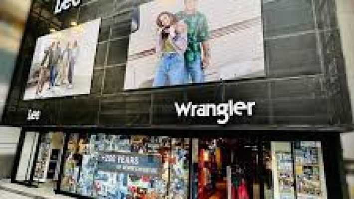 Alanya Cadde’de Lee Wrangler markalarının şık ve kaliteli giyim ürünleri sergilendiği mağazada erkek ve kadın kıyafetleri bulunuyor.