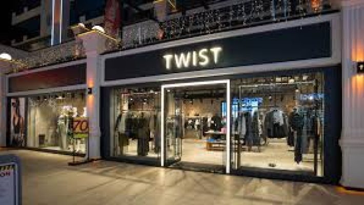 Alanya’da modern ve şık kadın giyim ürünleri sunan Twist mağazasında elbiseler, bluzlar ve sezon trendlerine uygun kıyafetler sergileniyor.