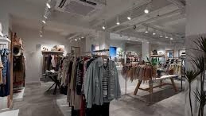 Alanya’da geniş textil ürünleri sunan Cadde Textil Dünyası mağazasında kumaşlar, hazır giyim ve ev tekstili ürünleri sergileniyor.