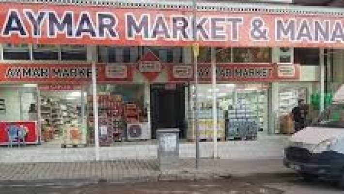 Alanya’da taze ve çeşitli gıda ürünleri sunan Ay-mar Market’in raflarında sebze, meyve, süt ürünleri ve temel gıda ürünleri hijyenik şekilde sergileniyor.