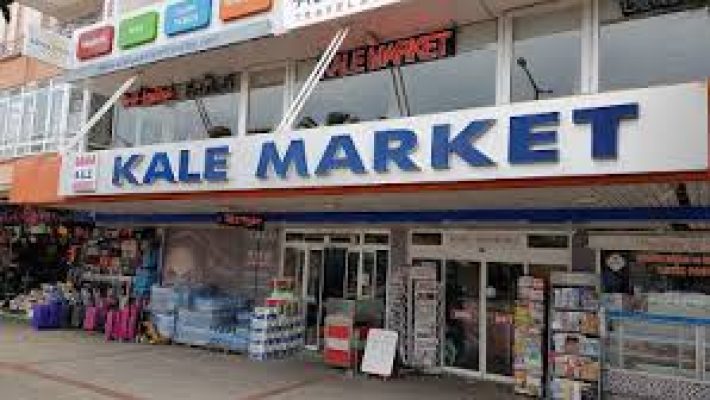 Alanya’da taze gıda ve günlük ihtiyaç ürünleri sunan Kale Market’in raflarında sebze, meyve, süt ürünleri ve temel gıda ürünleri hijyenik şekilde sergileniyor.