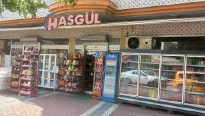 Alanya’da taze gıda ve günlük ihtiyaç ürünleri sunan Hasgül Süpermarket’in raflarında sebze, meyve, süt ürünleri ve temel gıda ürünleri hijyenik şekilde sergileniyor.