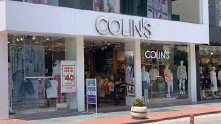 COLINS mağazasında modern jean koleksiyonu, günlük giyim ürünleri ve şık vitrin tasarımıyla Alanya’da dikkat çekiyor.