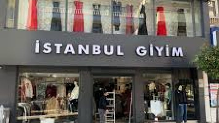 İstanbul Giyim mağazasının Alanya caddesindeki dış cephesi ve vitrinleri, erkek ve kadın modasına yönelik çeşitli giyim ürünleriyle dolu.