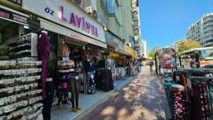 Lavinya İç Giyim mağazasında kadın mayo, bikini ve plaj aksesuarları şık bir şekilde vitrinlerde sergileniyor.