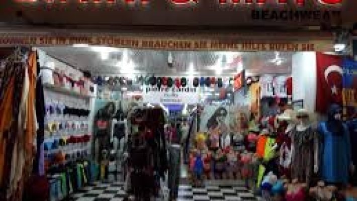 Bikini Dünyası Alanya mağazasında çeşitli kadın mayo ve bikini modelleri, plaj aksesuarlarıyla birlikte vitrinlerde şık şekilde sergileniyor.