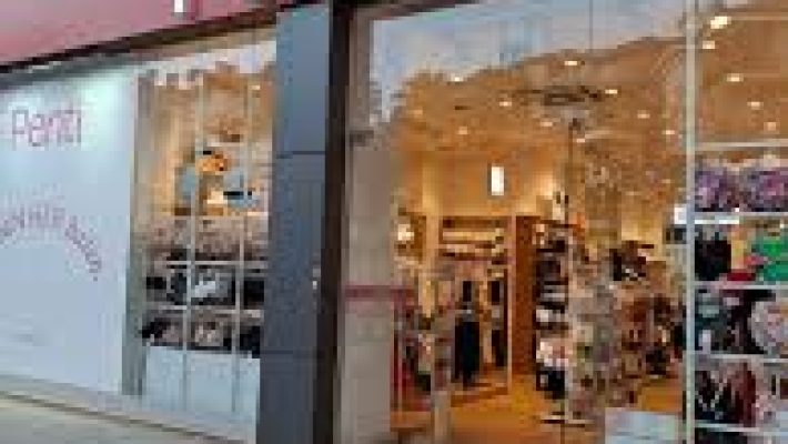 Penti Alanya mağazasında kadın iç giyim, çorap, pijama ve plaj ürünleri şık vitrinlerde sergileniyor.