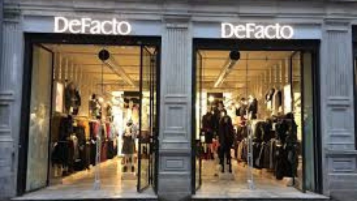 DeFacto Alanya – Kadın, erkek ve çocuk giyiminde modern ve şık ürünler sunan mağaza.