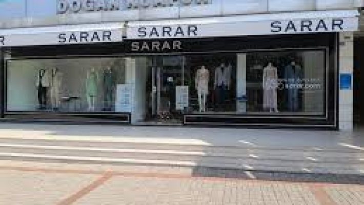 Sarar Alanya – Modern ve şık erkek ve kadın giyim ürünleri sunan butik mağaza.