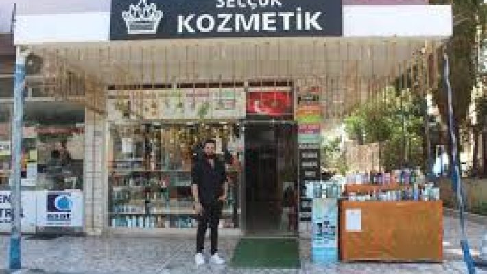 Selçuk Kozmetik – Alanya’da parfüm, makyaj ve kişisel bakım ürünleriyle hizmet veren kozmetik mağazası.