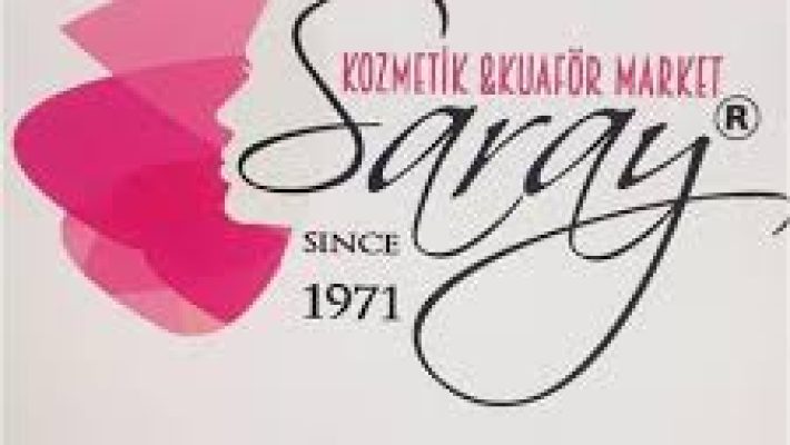 Saray Kozmetik & Kuaför Market’in Alanya caddesindeki mağaza ve vitrin görüntüsü, kozmetik ürünleri, saç bakım ürünleri ve kuaför malzemeleri ile dolu.