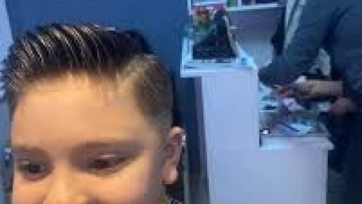 Şimşek Berber Salonu’nun Alanya’daki modern salon içi ve dış cephe görüntüsü, berber koltukları ve saç bakım alanlarıyla dikkat çekiyor.