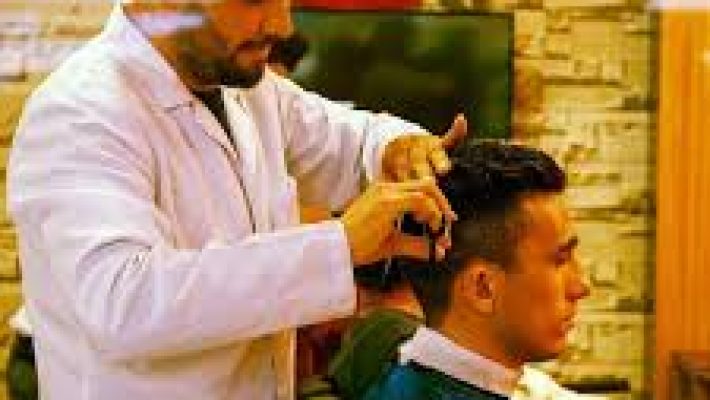 Özgür Kuaför’ün Alanya’daki modern salon içi ve dış cephe görüntüsü, berber koltukları ve saç bakım alanlarıyla dikkat çekiyor.