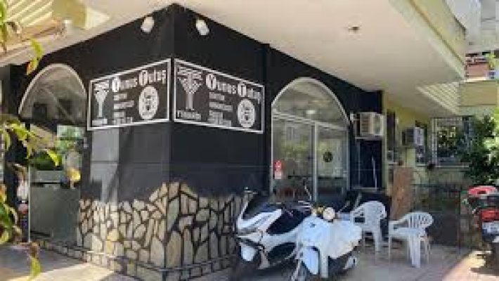 YT Kuaför’ün Alanya’daki modern salon içi ve dış cephe görüntüsü, saç kesim alanı ve profesyonel kuaför ekipmanlarıyla dikkat çekiyor.