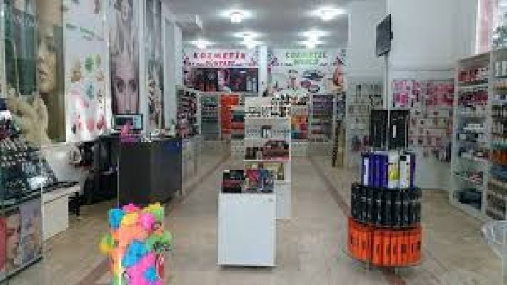 Ünlü Kozmetik mağazasının Alanya caddesindeki dış cephesi ve vitrin görüntüsü, makyaj, cilt bakım ve kişisel bakım ürünleriyle dolu modern bir mağaza.