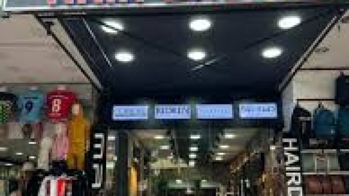 MAKAS Bay Bayan Kuaför Salonu – Alanya’da kadın ve erkek saç kesimi, renk, bakım ve stil hizmetleri sunan modern kuaför salonu.