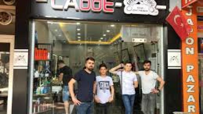 CADDE Erkek Kuaförü – Alanya’da modern saç kesimi, sakal tasarımı ve traş hizmetleri sunan erkek kuaförü.