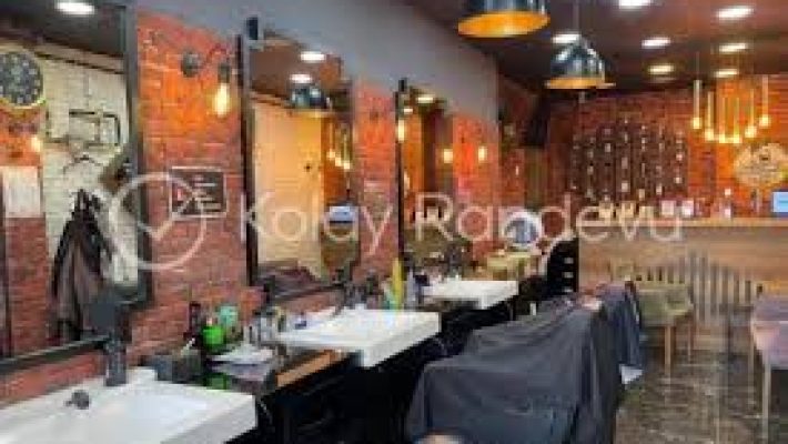 Akşehir Berber – Alanya’da profesyonel erkek saç kesimi, sakal tasarımı ve traş hizmetleri sunan modern berber salonu.