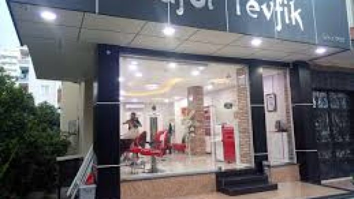 Kuaför Tevfik – Alanya’da erkek ve kadın saç kesimi, renk ve bakım hizmetleri sunan profesyonel kuaför salonu.