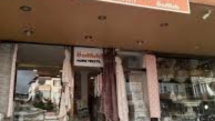 Uğur Ev Tekstil mağazasında nevresim, perde, halı ve dekoratif ev tekstili ürünleri sergileniyor