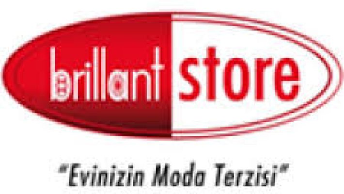 Brillant Store mağazasında kadın, erkek ve çocuk giyim ürünleri şık vitrinlerde sergileniyor