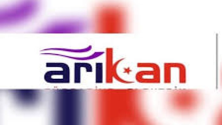 Arikan Züccaciye mağazasında mutfak gereçleri ve ev aksesuarları raflarda düzenli şekilde sergileniyor