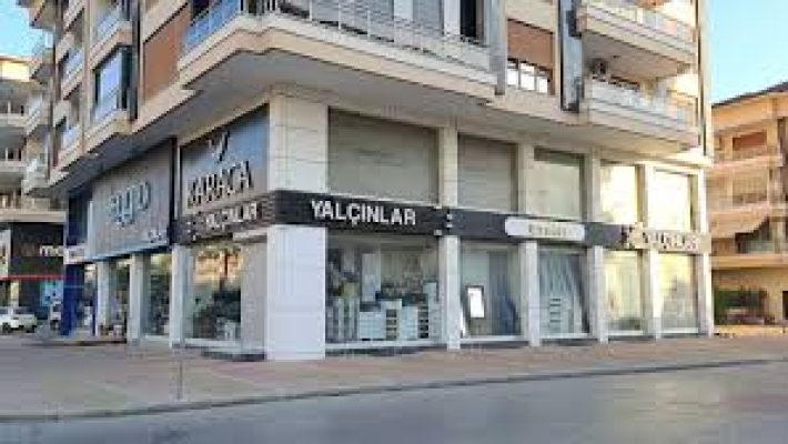 Yalçınlar Şekerhane Karaca Şubesi mağaza vitrini, Karaca markasının mutfak ürünleri ve ev eşyaları sergileniyor