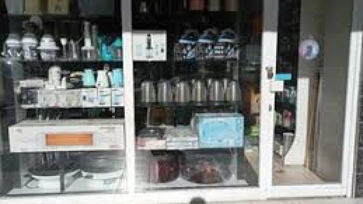 Hacı Murat Züccaciye mağazası, mutfak eşyaları, cam ve porselen ürünler, ev gereçleriyle dolu vitrin görünümü