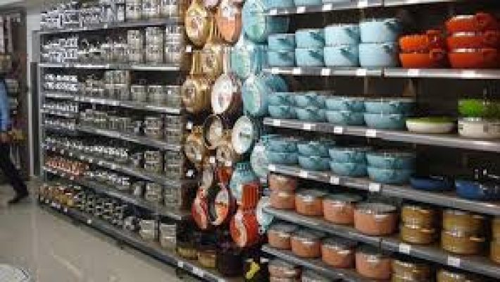 Yükseller Züccaciye mağazası, mutfak eşyaları, tabak, çatal-kaşık, tencere ve ev gereçleri ile dolu vitrin görünümü