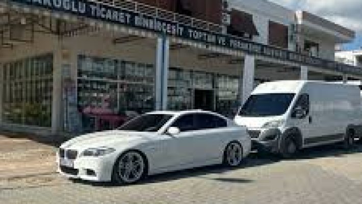 Yazaroğlu Ticaret mağaza önü ve çeşitli ürün reyonları