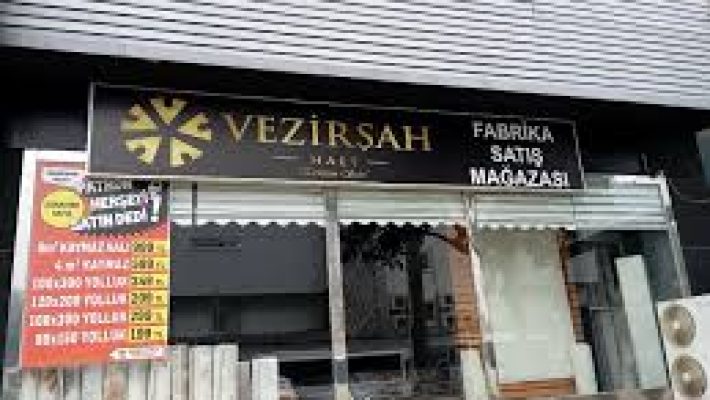 Vezirşah Halı mağaza içi görüntüsü, şık ve modern halı koleksiyonları ile dekoratif ürünler sergileniyor