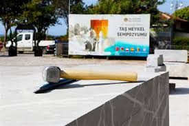 Alanya’da açık hava alanda çalışan heykeltıraşların mermer bloklara şekil verdiği Uluslararası Taş Heykel Sempozyumu görüntüsü.