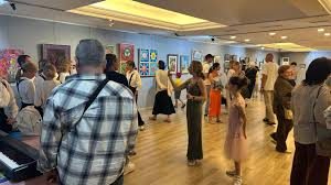 Alanya’da 15–18 Kasım tarihleri arasında düzenlenen büyük sergide ziyaretçilerin tablolar ve heykelleri incelediği modern sanatın sergi alanı.