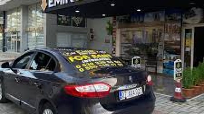 Emir Rent a Car ofisinde park etmiş çeşitli kiralık araçlar, ön planda sedan ve SUV modelleri