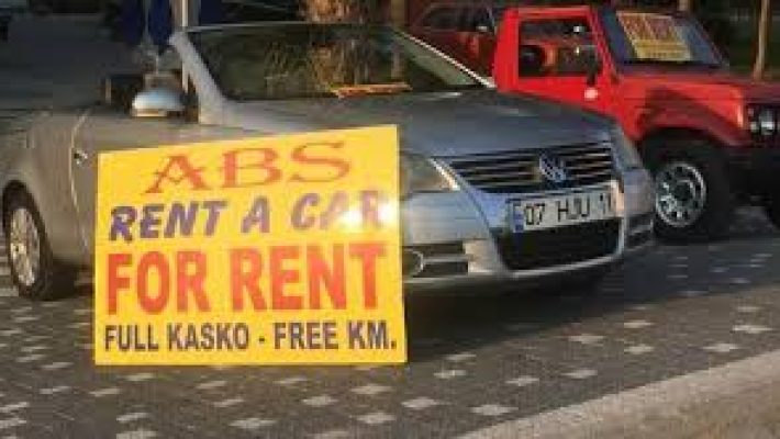 ABS Car Rental Alanya Konaklı ofisinde park edilmiş kiralık araçlar ve VIP transfer hizmeti aracı