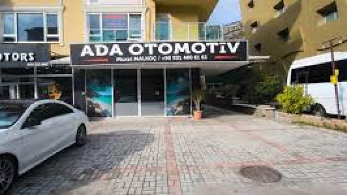 "Ada Otomotiv’de araç bakım ve onarım hizmeti alan modern servis ortamı ve profesyonel ekip."
