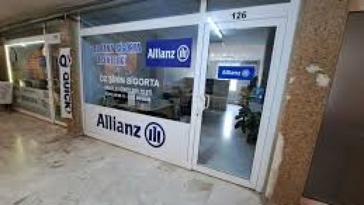 ALLİANZ ESLA Sigorta ofisinde sigorta danışmanları müşterilere hizmet verirken çekilmiş görüntü