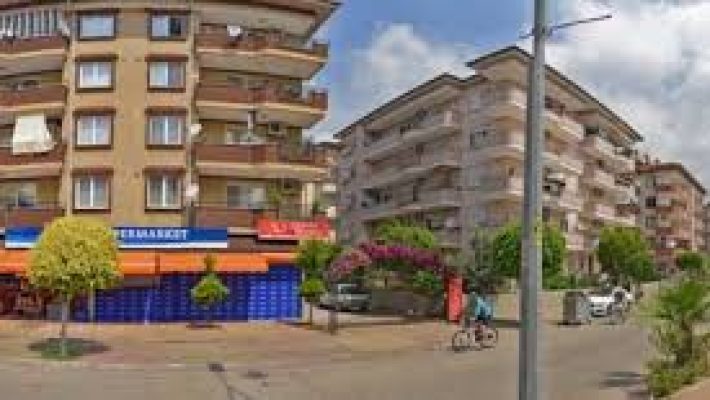 Uçkaya Sigorta ofisinde sigorta danışmanları müşterilere hizmet verirken çekilmiş görüntü