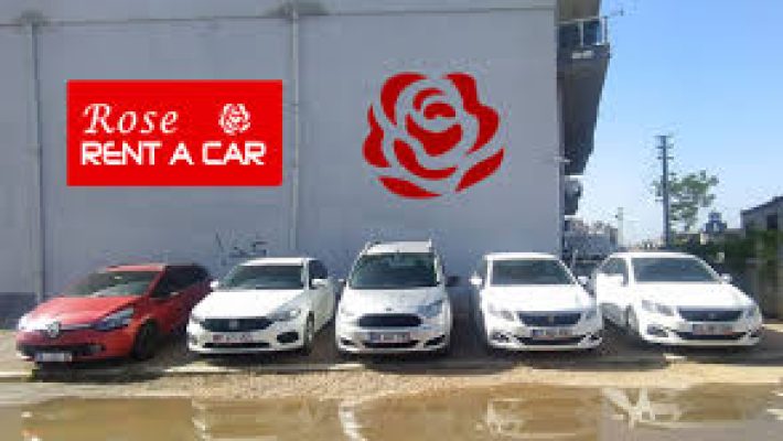 Roze Rent A Car ofisinde park edilmiş kiralık araçlar, ön planda sedan ve SUV modelleri